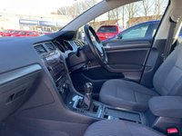 USED 2017 67 VOLKSWAGEN GOLF 1.6 SE NAVIGATION TDI BLUEMOTION TECHNOLOGY 5d 114 BHP 2 OWNERS FROM NEW+GREAT SPECIFICATION+SATELLITE NAVIGATION+BLUETOOTH+FANTASTIC MPG+ALL ROUND LOW RUNNING COSTS+1 FULL YEARS MOT PRIOR TO COLLECTION+FINANCE AND EXTENDED WARRANTY AVAILABLE ON THIS USED VEHICLE!!