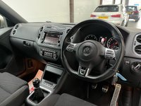 USED 2014 64 VOLKSWAGEN TIGUAN 2.0 TDI BlueMotion Tech R-Line SUV 5dr Diesel Manual 4WD Euro 5 (s/s) (Nav) (177 ps) Cruise,DAB,P.Assist