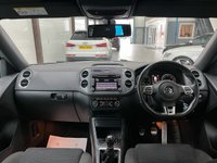 USED 2014 64 VOLKSWAGEN TIGUAN 2.0 TDI BlueMotion Tech R-Line SUV 5dr Diesel Manual 4WD Euro 5 (s/s) (Nav) (177 ps) Cruise,DAB,P.Assist
