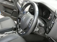 USED 2020 70 MITSUBISHI OUTLANDER 2.0 EXCEED 5d 148 BHP 7 SEATS 4WD SAT NAV LEATHER CAMERA CRUISE CONTROL PARKING SENSORS 1 OWNER MITSUBISHI WARRANTY TILL DEC 2025