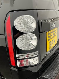 USED 2015 15 LAND ROVER DISCOVERY 3.0 SDV6 HSE 5d 255 BHP Striking Santorini Black, Extended Premium Leather Pack,Heated Steering Wheel, Triple Glass Sunroof, Roof Rails, Lower Console Cooler Box,
