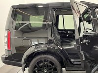 USED 2015 15 LAND ROVER DISCOVERY 3.0 SDV6 HSE 5d 255 BHP Striking Santorini Black, Extended Premium Leather Pack,Heated Steering Wheel, Triple Glass Sunroof, Roof Rails, Lower Console Cooler Box,