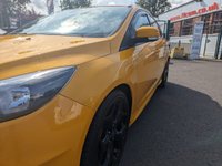 USED 2015 65 FORD FOCUS 2.0 ST-2 TDCI 5d 183 BHP STUNNING EXAMPLE+BIG SPEC+HALF LEATHER INTERIOR+PRIVACY GLASS+PARK ASSIST+GREAT MPG+ALLOY WHEELS+READY TO DRIVE AWAY TODAY+FINANCE AND EXTENDED WARRANTY AVAILABLE ON THIS USED VEHICLE!!!!!!!