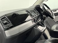 USED 2017 67 VOLKSWAGEN CARAVELLE 2.0 EXECUTIVE TDI BMT 5d 148 BHP Striking Candy White / Contrast Black Privacy glass, Chrome pack,
