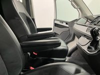 USED 2017 67 VOLKSWAGEN CARAVELLE 2.0 EXECUTIVE TDI BMT 5d 148 BHP Striking Candy White / Contrast Black Privacy glass, Chrome pack,