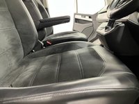 USED 2017 67 VOLKSWAGEN CARAVELLE 2.0 EXECUTIVE TDI BMT 5d 148 BHP Striking Candy White / Contrast Black Privacy glass, Chrome pack,