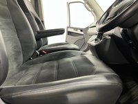 USED 2017 67 VOLKSWAGEN CARAVELLE 2.0 EXECUTIVE TDI BMT 5d 148 BHP Striking Candy White / Contrast Black Privacy glass, Chrome pack,
