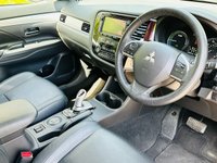USED 2015 15 MITSUBISHI OUTLANDER 2.0 PHEV GX 4H 5d 162 BHP &pound;0 ROAD TAX / SATELLITE NAVIGATION / ELECTRIC SUNROOF / FULL SERVICE HISTORY