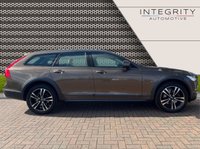 USED 2017 66 VOLVO V90 2.0 D5 POWERPULSE CROSS COUNTRY AWD 5d 231 BHP XENIUM PACK - B&W AUDIO