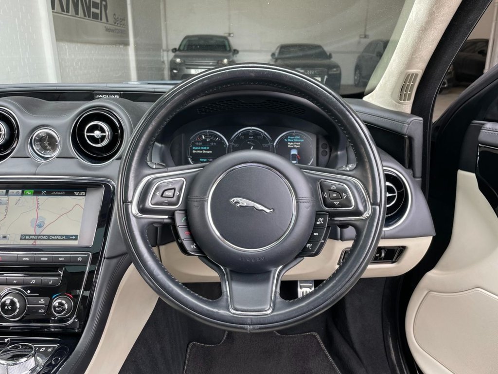 USED 2014 14 JAGUAR XJ 3.0 D V6 PORTFOLIO 4d 275 BHP 
