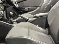 USED 2013 13 RENAULT MEGANE 1.6 DYNAMIQUE TOMTOM ENERGY DCI S/S 2d 130 BHP Striking Pearl Artic White, High Gloss Black Alloy Wheels, Part Leather Interior
