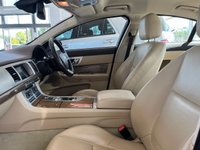 USED 2013 63 JAGUAR XF 2.2 D PREMIUM LUXURY 4d 200 BHP 9 x SERVCIE STAMPS INCLUDING CAMBELT DONE IN 2022 - NAVIGATION - BLUETOOTH - CLIMATE CONTROL - HEATED SEATS - HEATED WINDSCREEN - POWER MEMORY FRONT SEATS - 18" ALLOY WHEELS