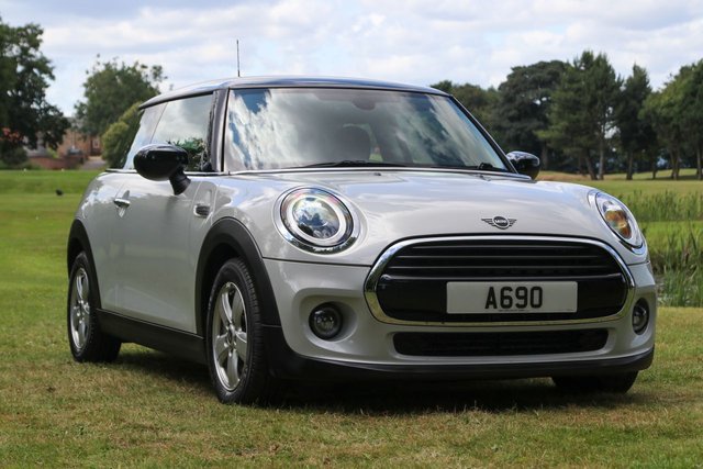 2019 69 MINI Hatch Cooper 1.5 Cooper Classic II 3dr Automatic [Comfort Pack] Euro 6 (DAB Radio, Visual Boost, Heated Seats, Bluetooth, Air Con)