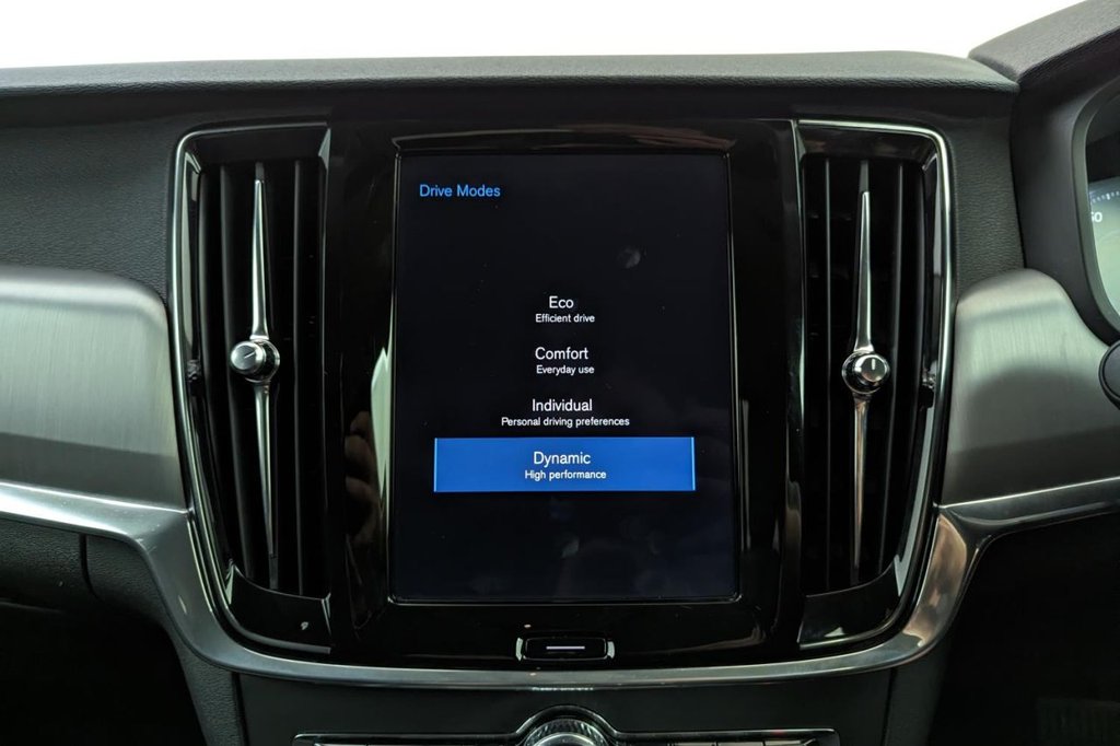 USED 2019 19 VOLVO V90 2.0 D4 MOMENTUM 5d AUTO 188 BHP 