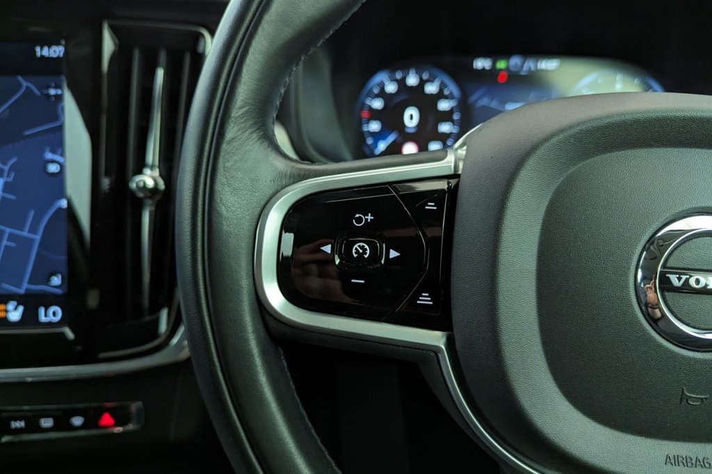 USED 2019 19 VOLVO V90 2.0 D4 MOMENTUM 5d AUTO 188 BHP 