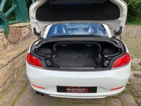 USED 2009 09 BMW Z4 3.0 Z4 S-DRIVE 30I ROADSTER 2d 254 BHP 2009 BMW Z4 3.0 CONVERTIBLE ROADSTER S-DRIVE 2DR - 3 FORMER KEEPERS - FULL SERVICE HISTORY - CORAL RED KANSAS PREMIUM LEATHER SPORTS SEATS - SATELLITE NAVIGATION - 19 INCH UPGRADE ALLOYS