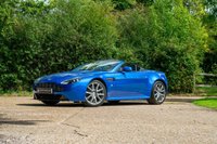 USED 2011 61 ASTON MARTIN VANTAGE 4.7 S V8 ROADSTER 2d 430 BHP FULL ASTON MARTIN HISTORY - CARBON SPORTS SEATS WITH MEMORY - CARBON EXTERIOR PACK - BRIGHT GRILL, WING AND BONNET VENTS -  RARE COBALT BLUE