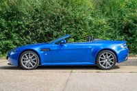 USED 2011 61 ASTON MARTIN VANTAGE 4.7 S V8 ROADSTER 2d 430 BHP FULL ASTON MARTIN HISTORY - CARBON SPORTS SEATS WITH MEMORY - CARBON EXTERIOR PACK - BRIGHT GRILL, WING AND BONNET VENTS -  RARE COBALT BLUE