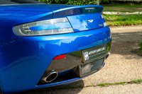USED 2011 61 ASTON MARTIN VANTAGE 4.7 S V8 ROADSTER 2d 430 BHP FULL ASTON MARTIN HISTORY - CARBON SPORTS SEATS WITH MEMORY - CARBON EXTERIOR PACK - BRIGHT GRILL, WING AND BONNET VENTS -  RARE COBALT BLUE