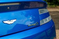 USED 2011 61 ASTON MARTIN VANTAGE 4.7 S V8 ROADSTER 2d 430 BHP FULL ASTON MARTIN HISTORY - CARBON SPORTS SEATS WITH MEMORY - CARBON EXTERIOR PACK - BRIGHT GRILL, WING AND BONNET VENTS -  RARE COBALT BLUE