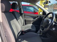 USED 2003 53 FORD FOCUS 1.6 ZETEC 5d 99 BHP AUTOMATIC, 1 FORMER KEEPER, SERVICE HISTORY, NEW MOT, CD/RADIO, ELECTRIC WINDOWS, REMOTE CENTRAL LOCKING, FRONT FOG LIGHTS, ALLOY WHEELS AND CLOTH INTERIOR. CHEAP AUTOMATIC CARS ARE VERY SOUGHT AFTER AND WONT BE AROUND FOR LONG!