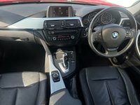 USED 2013 62 BMW 3 SERIES 2.0 320I XDRIVE SE 4d 181 BHP REAR PARKING AID +  GLASS SUNROOF +  17" ALLOYS + START STOP +  CRUISE CONTROL +  AUX +  DAB RADIO +  BLUETOOTH +  HILL START ASSIST +  TPMS +