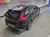 USED 2015 15 VOLVO V40 2.0 T2 R-DESIGN 5d 120 BHP 