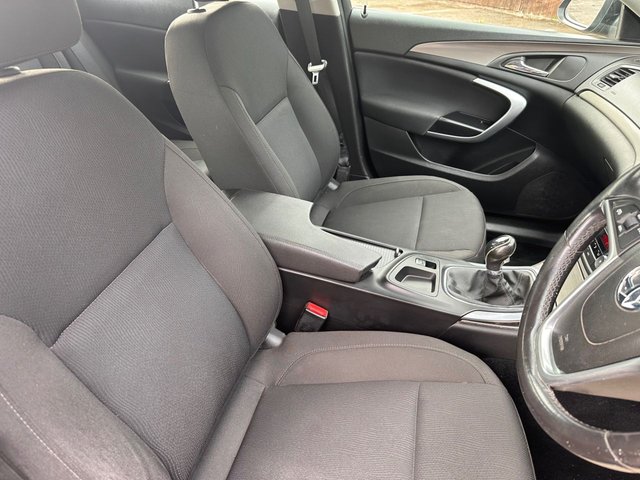2010 Vauxhall Insignia 1.8L Exclusiv 5dr - Photo 8