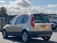 USED 2011 11 SKODA ROOMSTER 1.2 SCOUT TSI DSG 5d 103 BHP FULL SERVICE RECORD +  REAR PARKING SENSORS +  PANORAMIC ROOF +  AIR CONDITIONER +  TRACTION CONTROL +  AUX +  PRIVACY GLASS +  17 INCH ALLOY WHEELS +