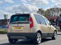 USED 2011 11 SKODA ROOMSTER 1.2 SCOUT TSI DSG 5d 103 BHP FULL SERVICE RECORD +  REAR PARKING SENSORS +  PANORAMIC ROOF +  AIR CONDITIONER +  TRACTION CONTROL +  AUX +  PRIVACY GLASS +  17 INCH ALLOY WHEELS +