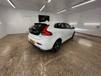 USED 2017 17 VOLVO V40 2.0 T2 R-DESIGN NAV PLUS 5d 120 BHP WITH THE ADDITION OF PARKING SENSORS. THIS HAS A GREAT SERVICE RECORD JUST BEEN SERVICED