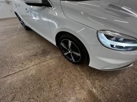 USED 2017 17 VOLVO V40 2.0 T2 R-DESIGN NAV PLUS 5d 120 BHP WITH THE ADDITION OF PARKING SENSORS. THIS HAS A GREAT SERVICE RECORD JUST BEEN SERVICED
