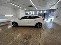 USED 2017 17 VOLVO V40 2.0 T2 R-DESIGN NAV PLUS 5d 120 BHP WITH THE ADDITION OF PARKING SENSORS. THIS HAS A GREAT SERVICE RECORD JUST BEEN SERVICED