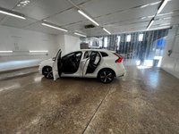 USED 2017 17 VOLVO V40 2.0 T2 R-DESIGN NAV PLUS 5d 120 BHP WITH THE ADDITION OF PARKING SENSORS. THIS HAS A GREAT SERVICE RECORD JUST BEEN SERVICED