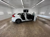 USED 2017 17 VOLVO V40 2.0 T2 R-DESIGN NAV PLUS 5d 120 BHP WITH THE ADDITION OF PARKING SENSORS. THIS HAS A GREAT SERVICE RECORD JUST BEEN SERVICED