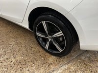 USED 2017 17 VOLVO V40 2.0 T2 R-DESIGN NAV PLUS 5d 120 BHP WITH THE ADDITION OF PARKING SENSORS. THIS HAS A GREAT SERVICE RECORD JUST BEEN SERVICED