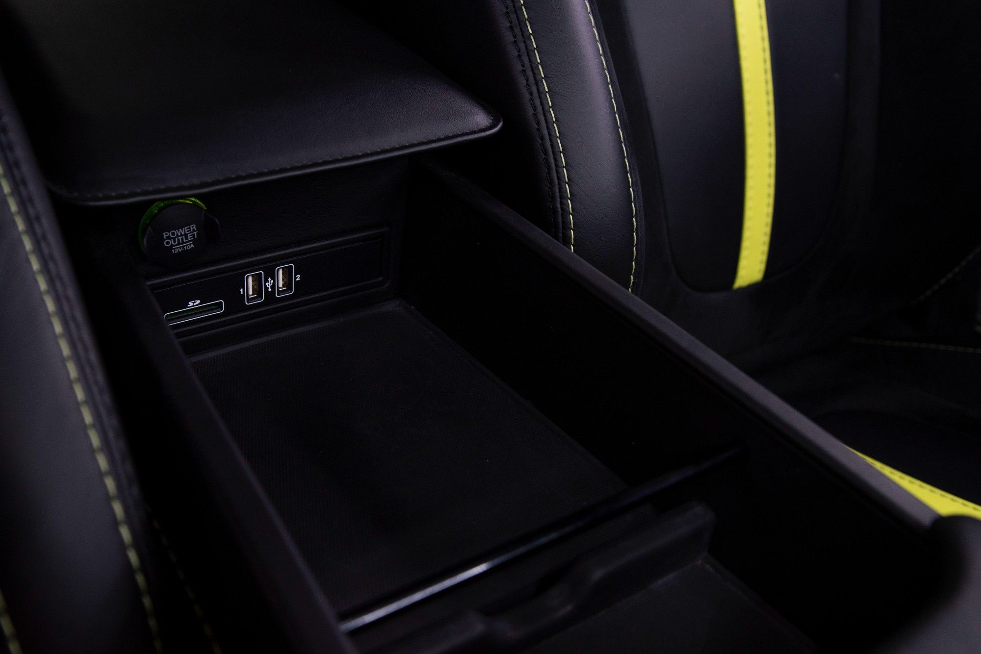 USED 2018 68 ASTON MARTIN DB11 5.2 AMR V12 2d 631 BHP 
