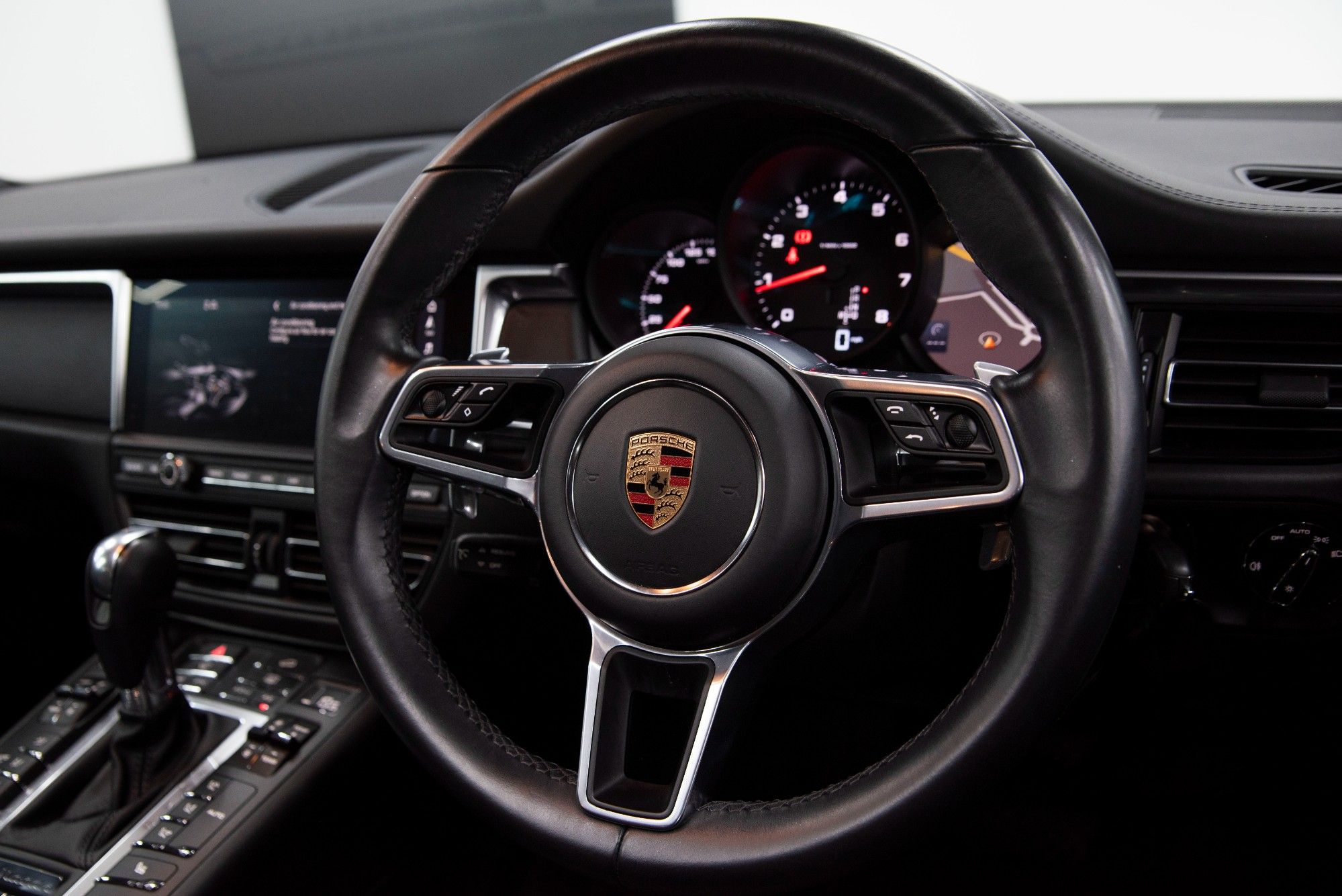 USED 2019 69 PORSCHE MACAN 2.0 PDK 5d 242 BHP 