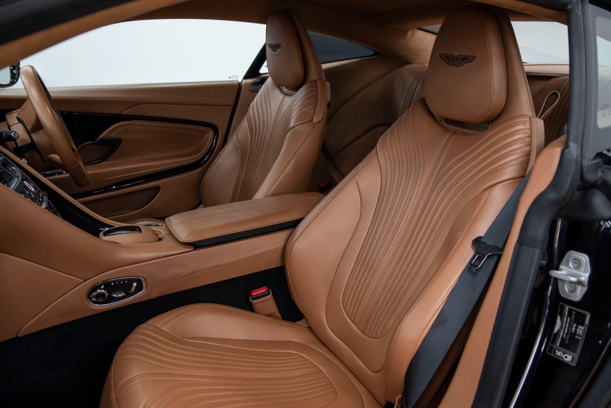 USED 2019 68 ASTON MARTIN DB11 4.0 V8 