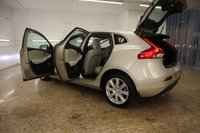 USED 2018 68 VOLVO V40 2.0 T3 INSCRIPTION 5d 151 BHP WITH FACTORY EXTRAS, A GREAT SERVICE HISTORY AND STUNNING INTERIO THIS MUST BEEN SEEN