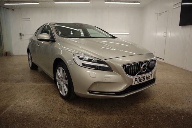2018 68 Volvo V40 2.0 T3 INSCRIPTION 5d 151 BHP