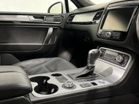 USED 2017 17 VOLKSWAGEN TOUAREG 3.0 V6 R-LINE TDI BLUEMOTION TECHNOLOGY 5d 259 BHP 3.0 V6 R - Line , Pure White , Full Black Leather, Glass Panoramic Slide Roof, Complete Service record