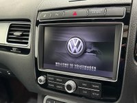 USED 2017 17 VOLKSWAGEN TOUAREG 3.0 V6 R-LINE TDI BLUEMOTION TECHNOLOGY 5d 259 BHP 3.0 V6 R - Line , Pure White , Full Black Leather, Glass Panoramic Slide Roof, Complete Service record