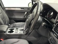 USED 2017 17 VOLKSWAGEN TOUAREG 3.0 V6 R-LINE TDI BLUEMOTION TECHNOLOGY 5d 259 BHP 3.0 V6 R - Line , Pure White , Full Black Leather, Glass Panoramic Slide Roof, Complete Service record