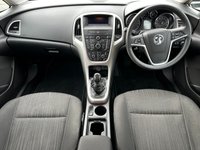 USED 2011 11 VAUXHALL ASTRA 1.6 EXCLUSIV 5d 113 BHP AIR CONDITIONING - 17" ALLOY WHEELS - CRUSIE CONTROL - MULTIFUNCTION STEERING WHEEL