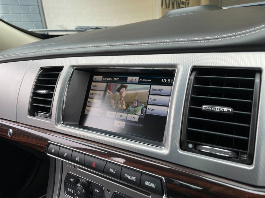 USED 2015 15 JAGUAR XF 2.2 D PORTFOLIO 4d 200 BHP 
