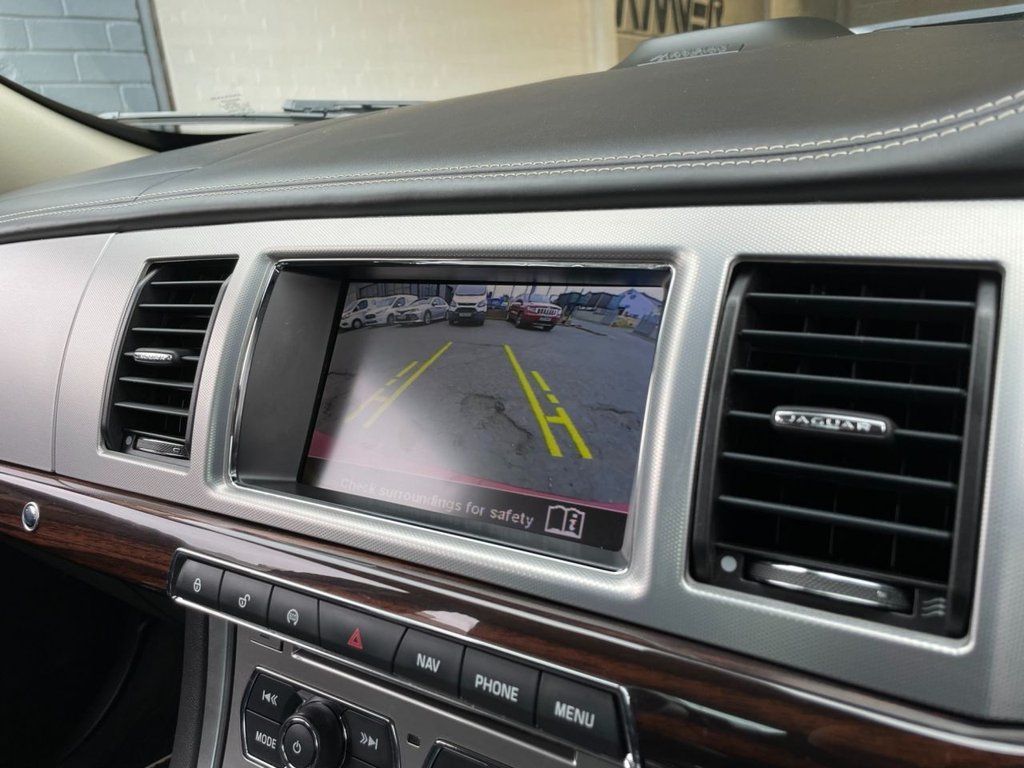 USED 2015 15 JAGUAR XF 2.2 D PORTFOLIO 4d 200 BHP 