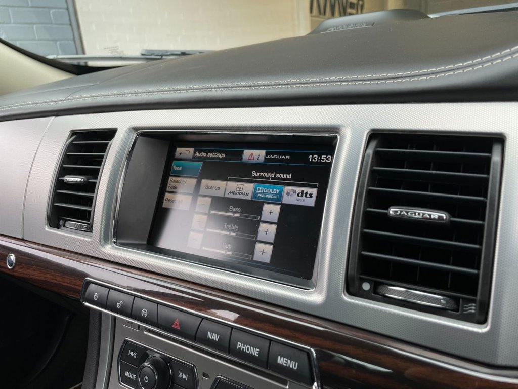 USED 2015 15 JAGUAR XF 2.2 D PORTFOLIO 4d 200 BHP 