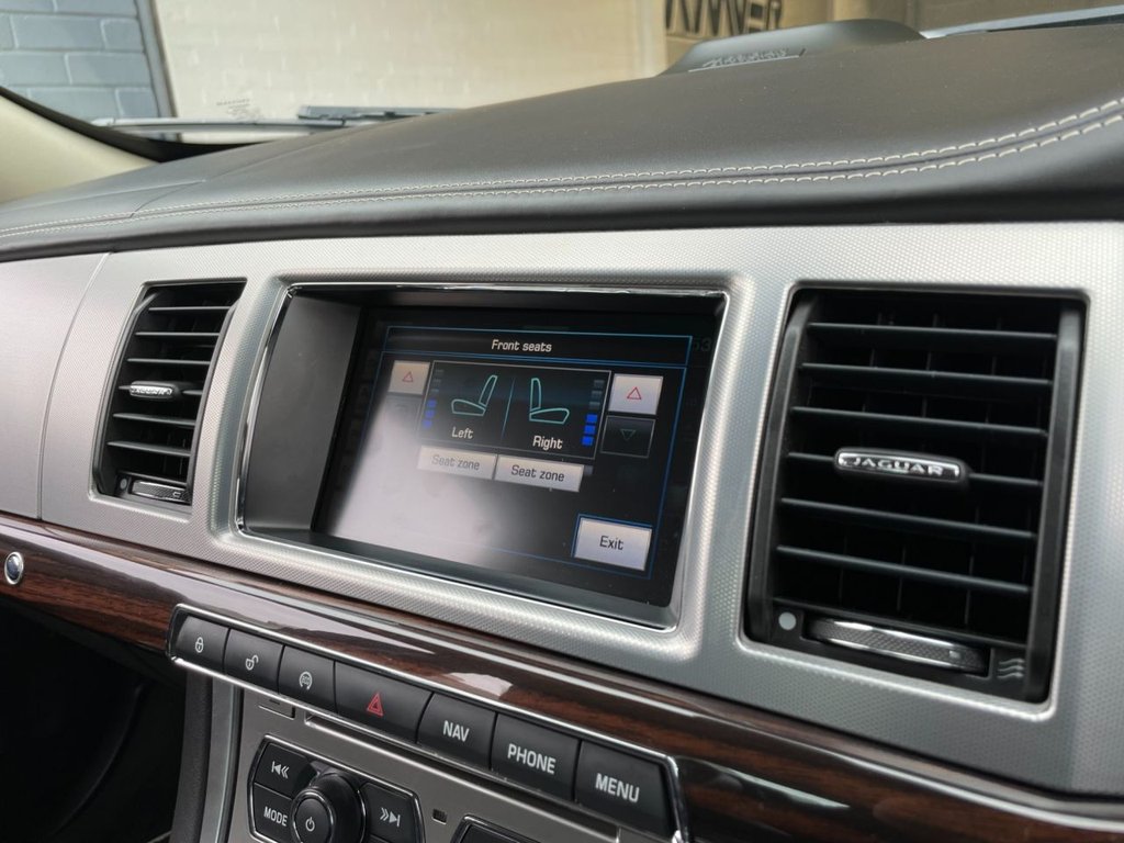 USED 2015 15 JAGUAR XF 2.2 D PORTFOLIO 4d 200 BHP 