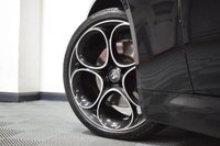 USED 2020 70 ALFA ROMEO GIULIA 2.0 TB VELOCE 4d 277 BHP 1 OWNER / RED LEATHER / 19"